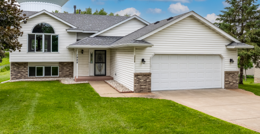 1988 Castle Avenue E, Maplewood, MN 55109