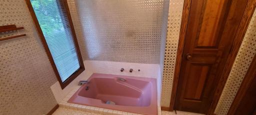 Sunken tub and linen closet in main floor bath