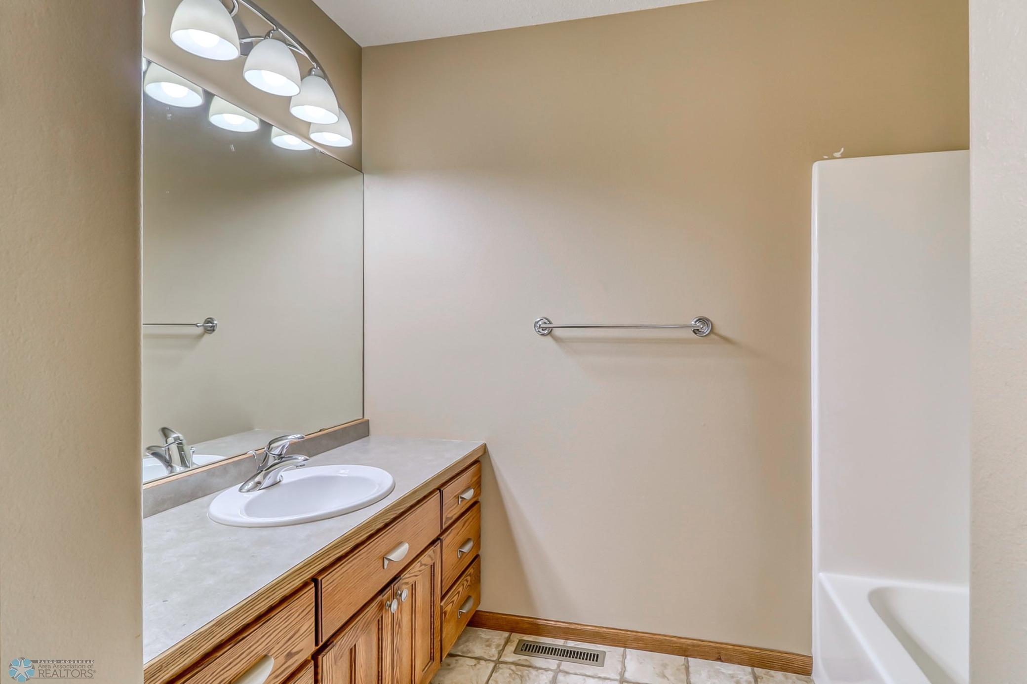 Upstairs Full Bathroom