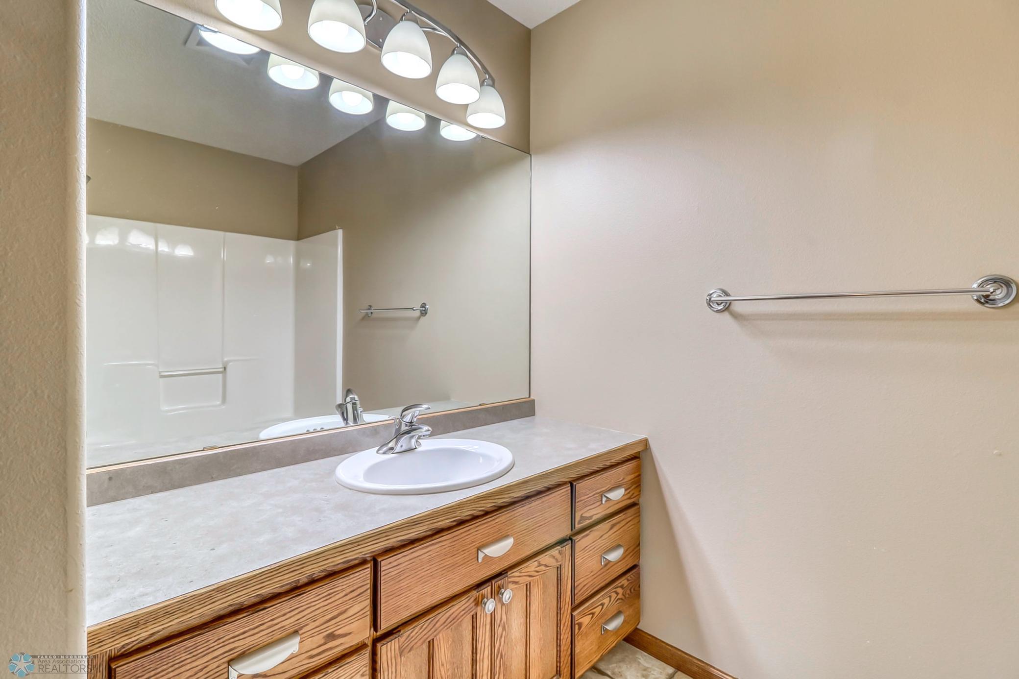 Upstairs Full Bathroom - tons of countertop space