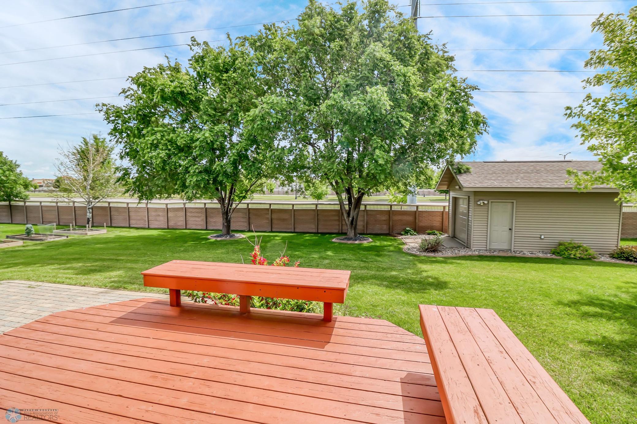 Deck & back yard