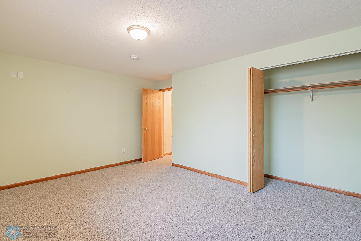 2556 3rd bwdroom.jpg