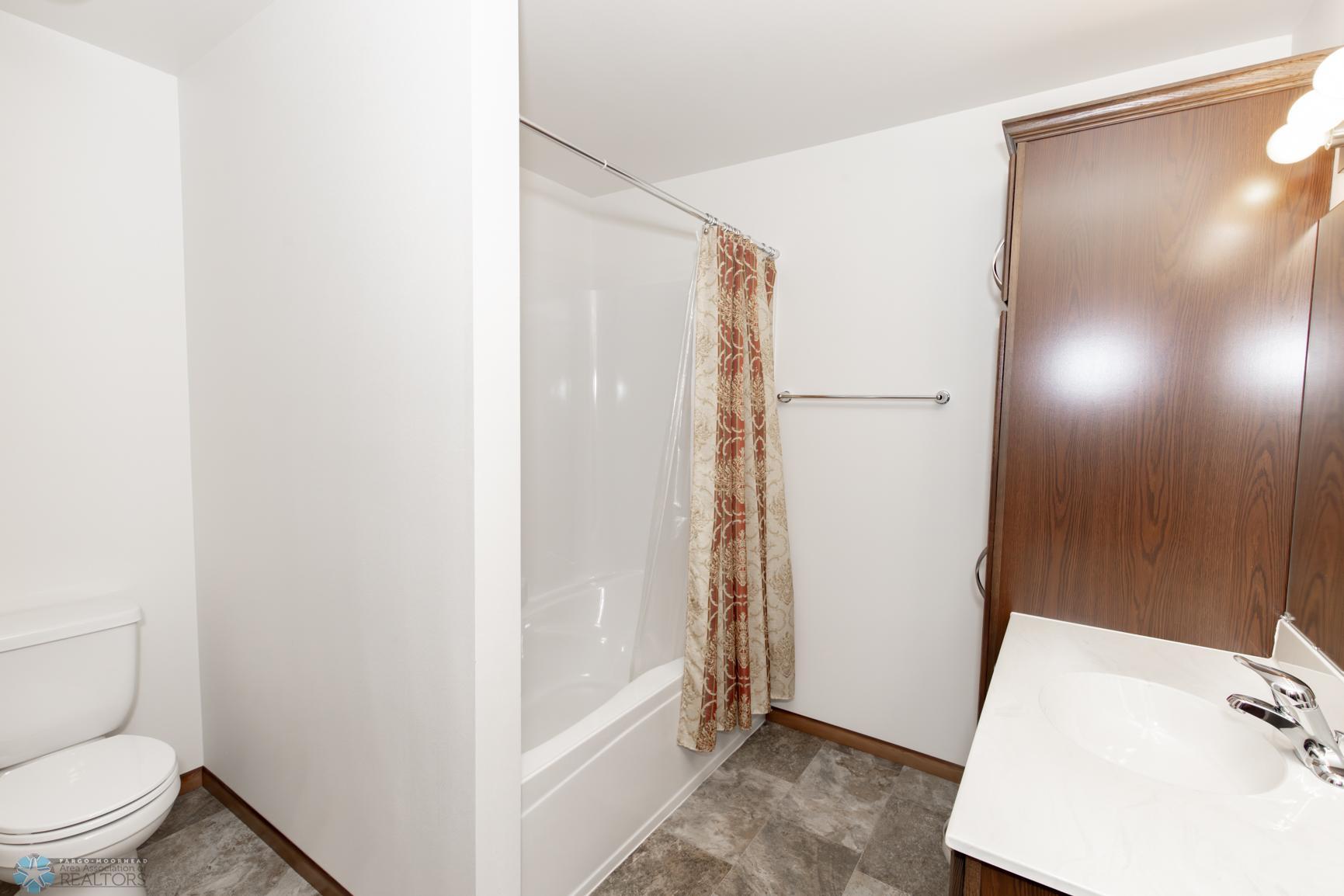 Primary HollywoodBath Full