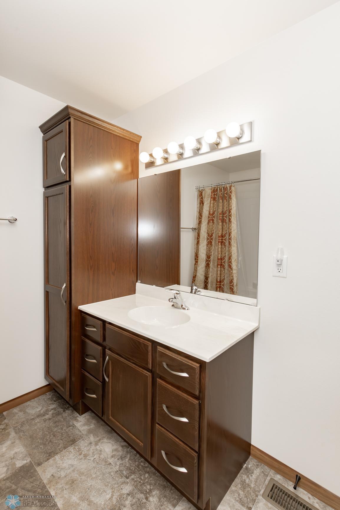 Primary HollywoodBath Full