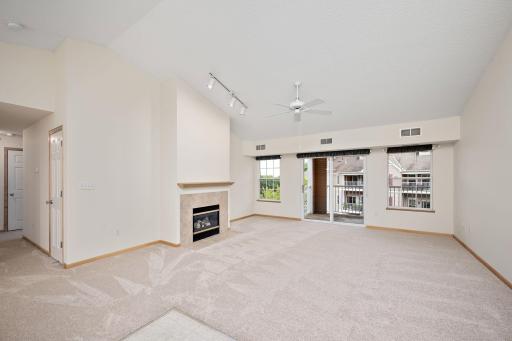 2-web-or-mls-12727-college-view-dr-307.jpg