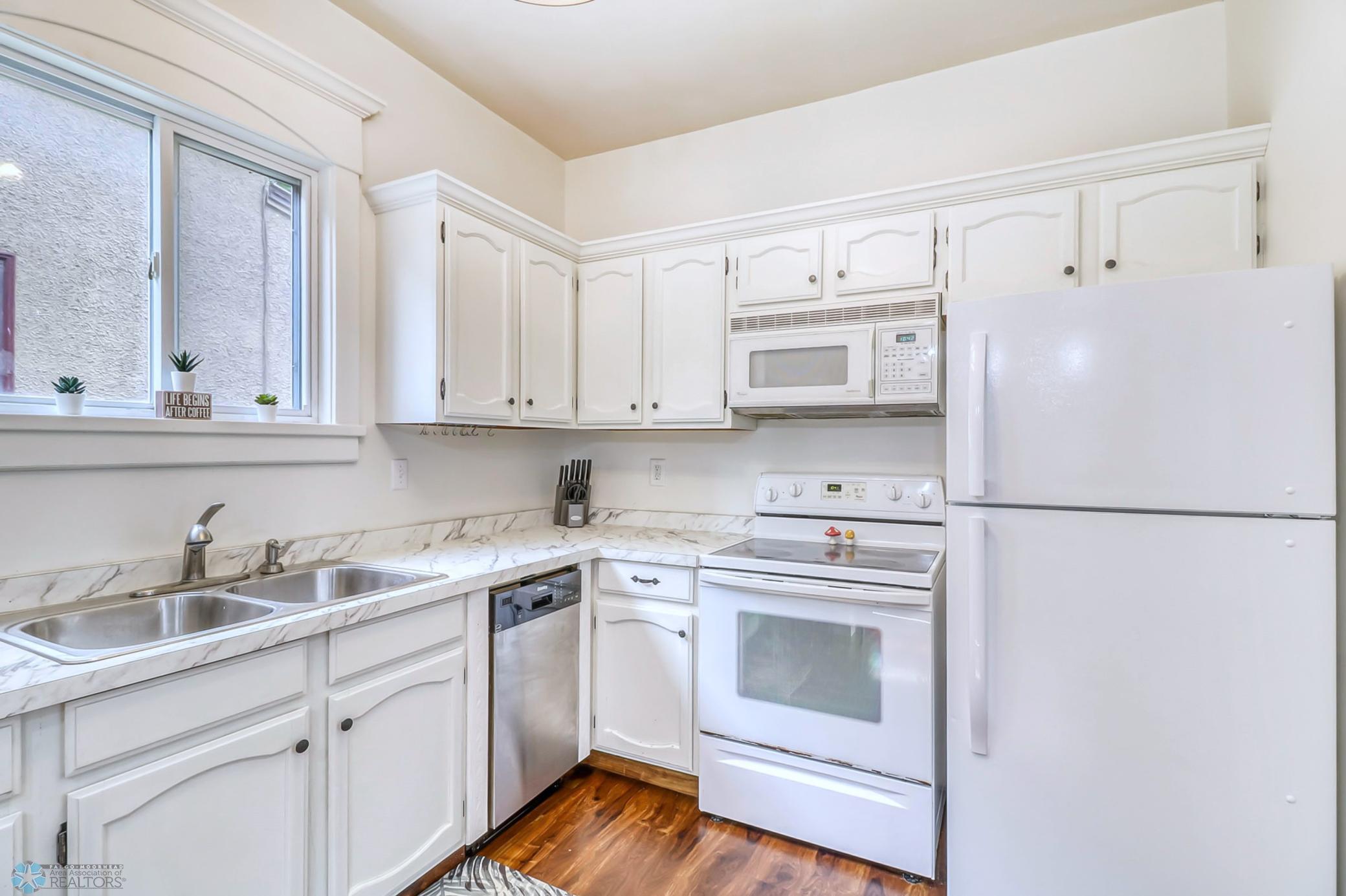 Kitchen1_3-3264.jpg