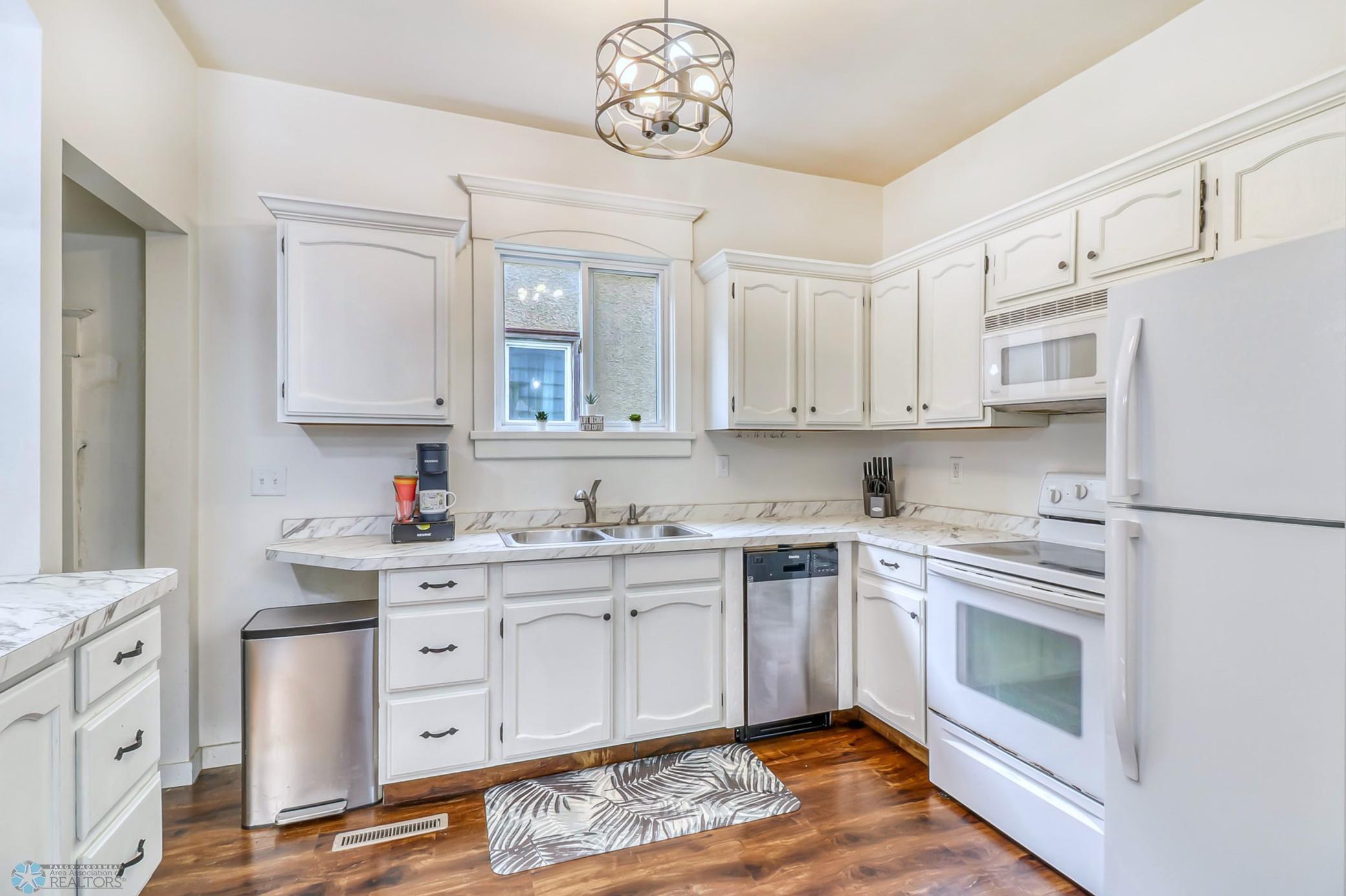 Kitchen1_1-3264.jpg