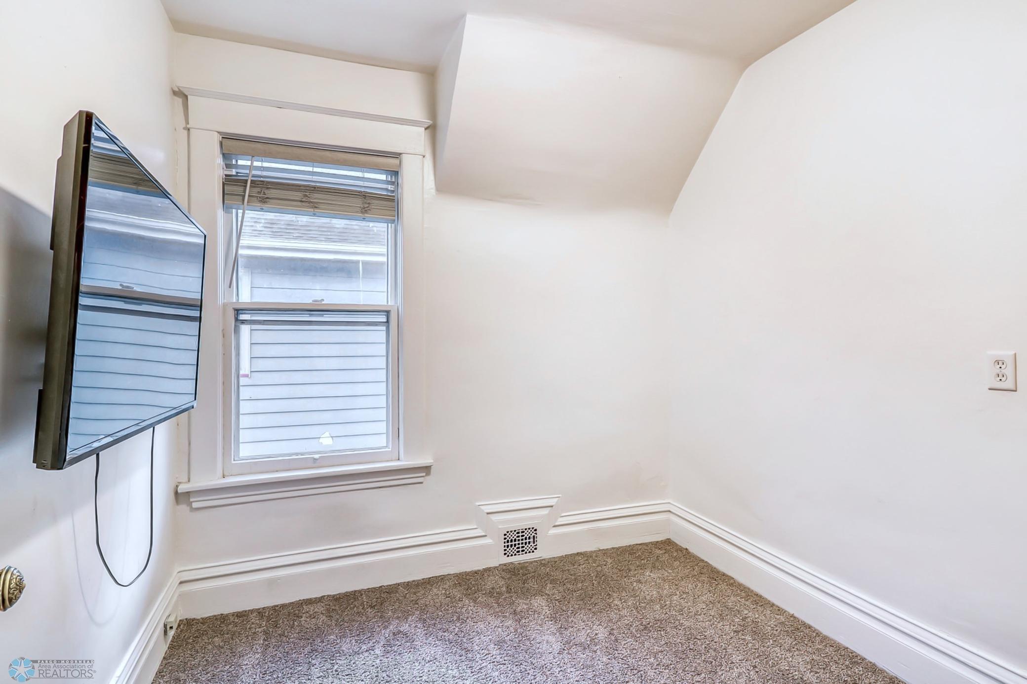 Upstairs Bedroom3_1-3264.jpg