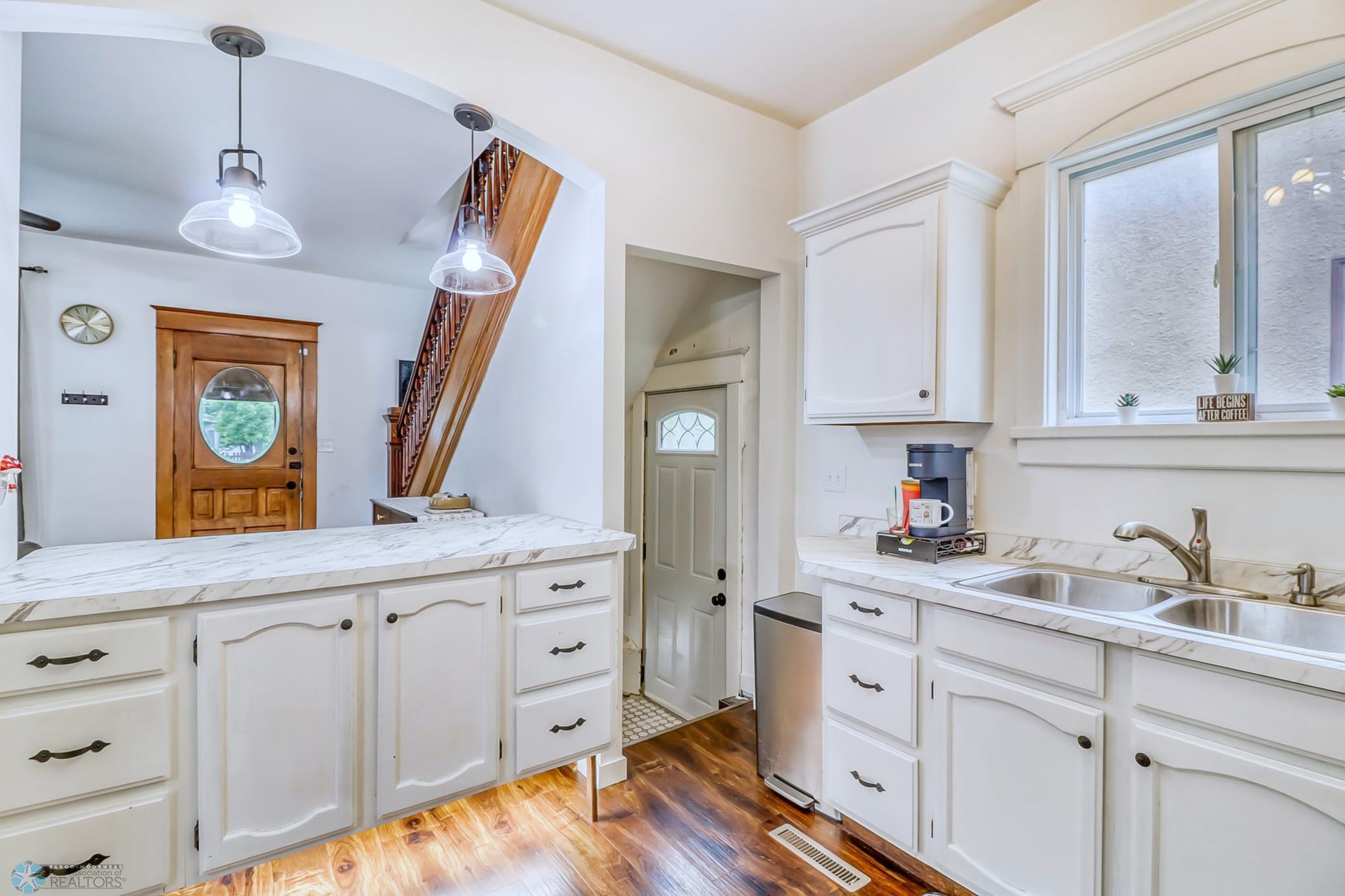 Kitchen1_5-3264.jpg