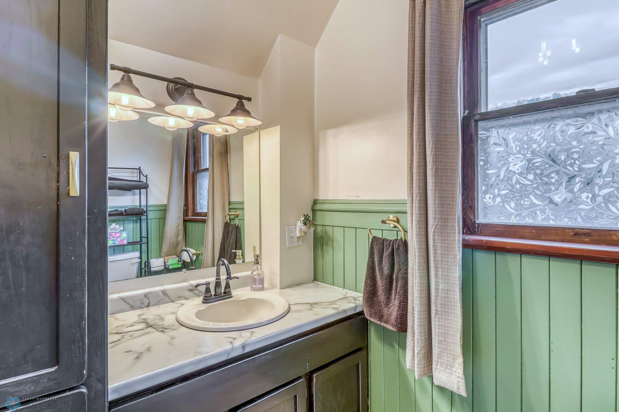 Upstairs Bathroom1_2-3264.jpg