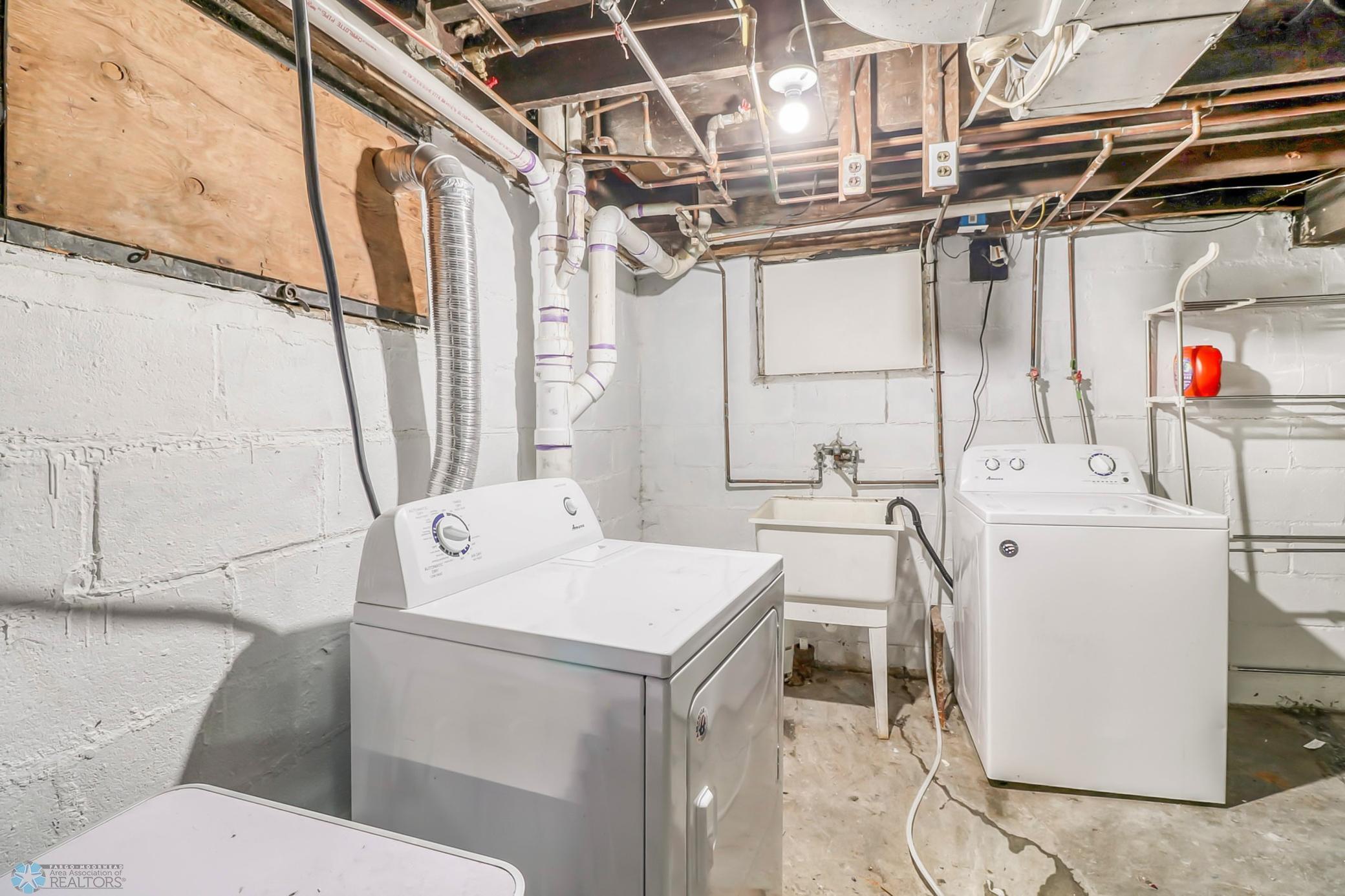 Basement Laundry-3264.jpg
