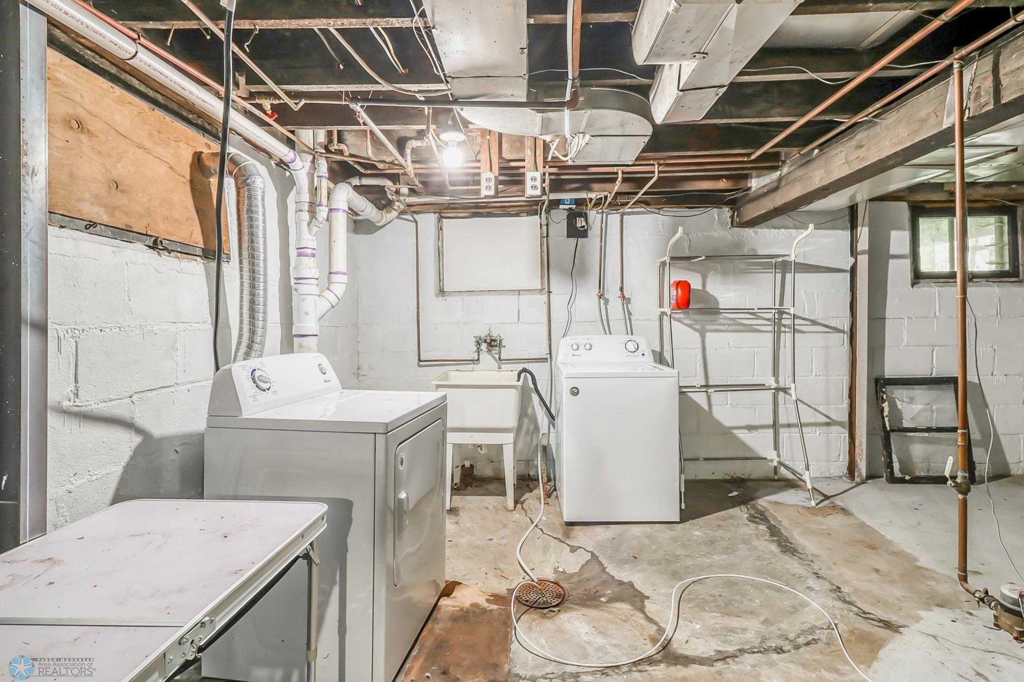 Basement Laundry1_0-3264.jpg