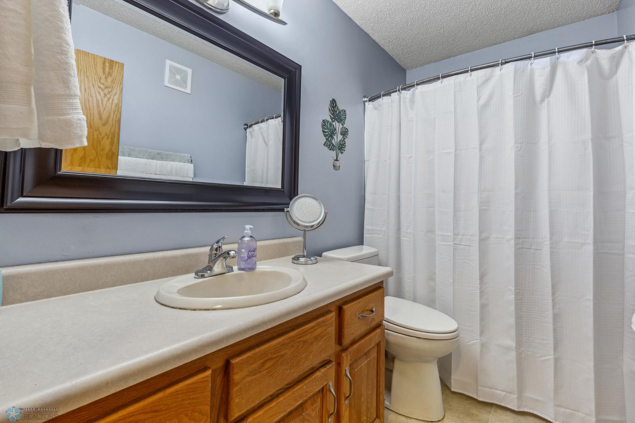 Upstairs Full Bathroom