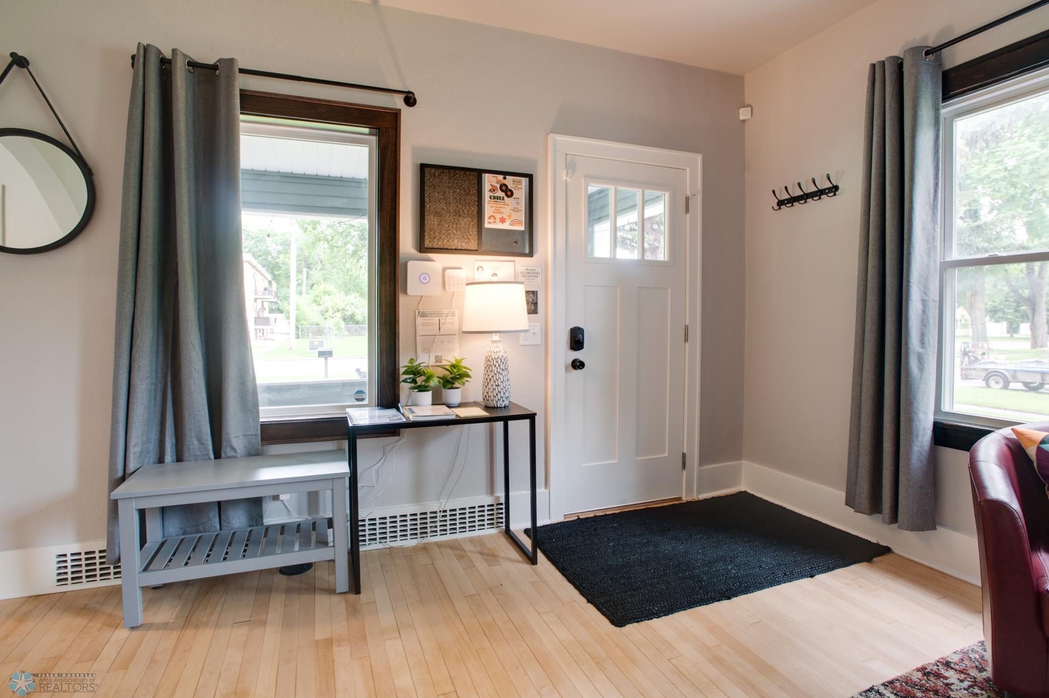1004 Foyer