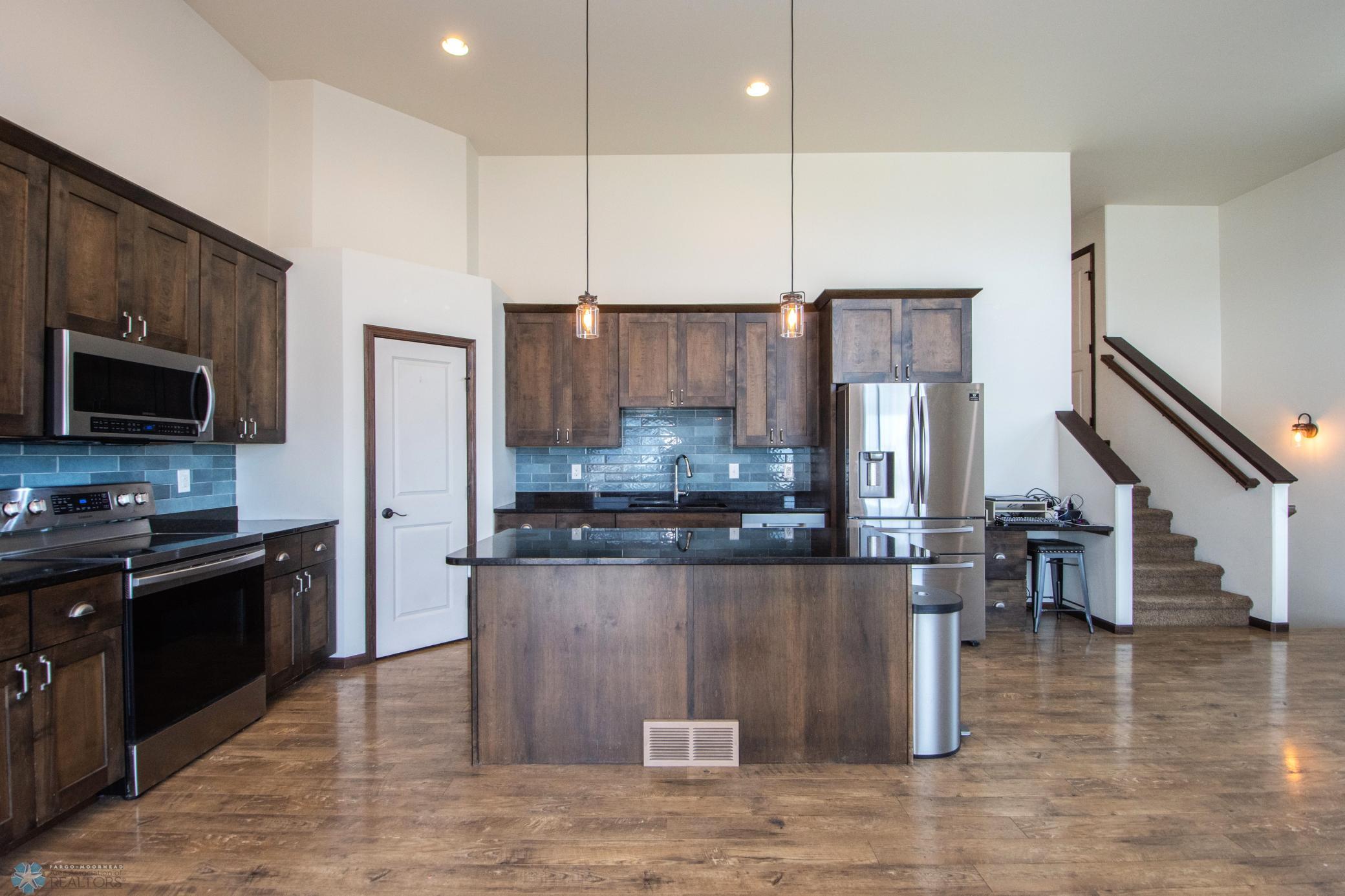 Kitchen w/Center Island & Pantry