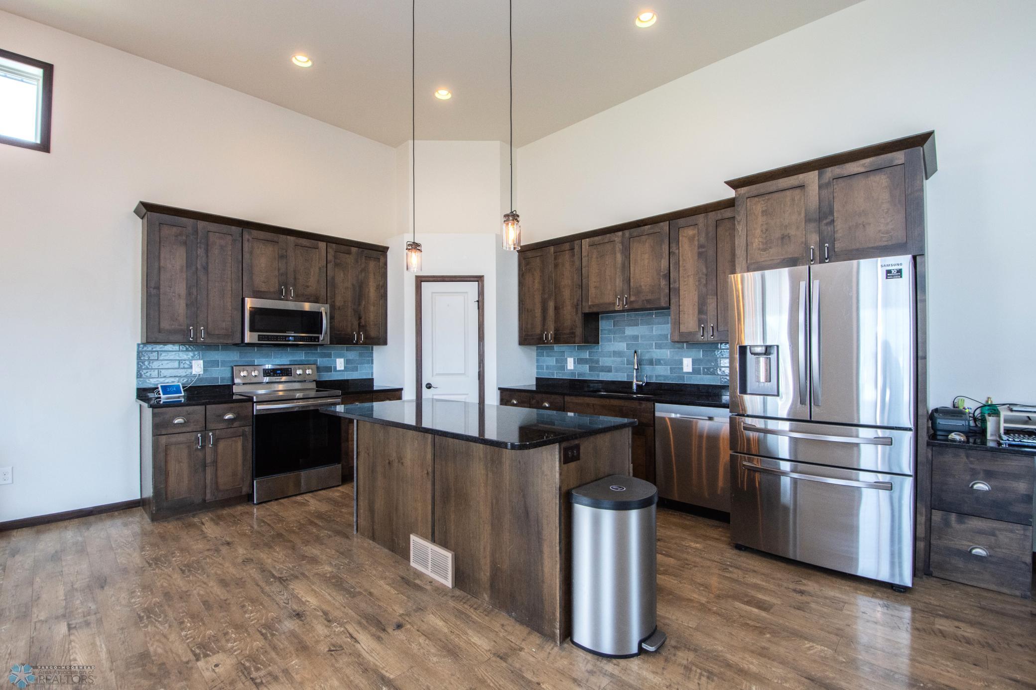 Kitchen w/Center Island & Pantry