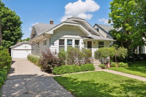 What a GEM in Minneapolis in the Kenny neighborhood with easy access to Lyndale shops, 50th and France, 35W and 62, MSP airport and many more local amenities.