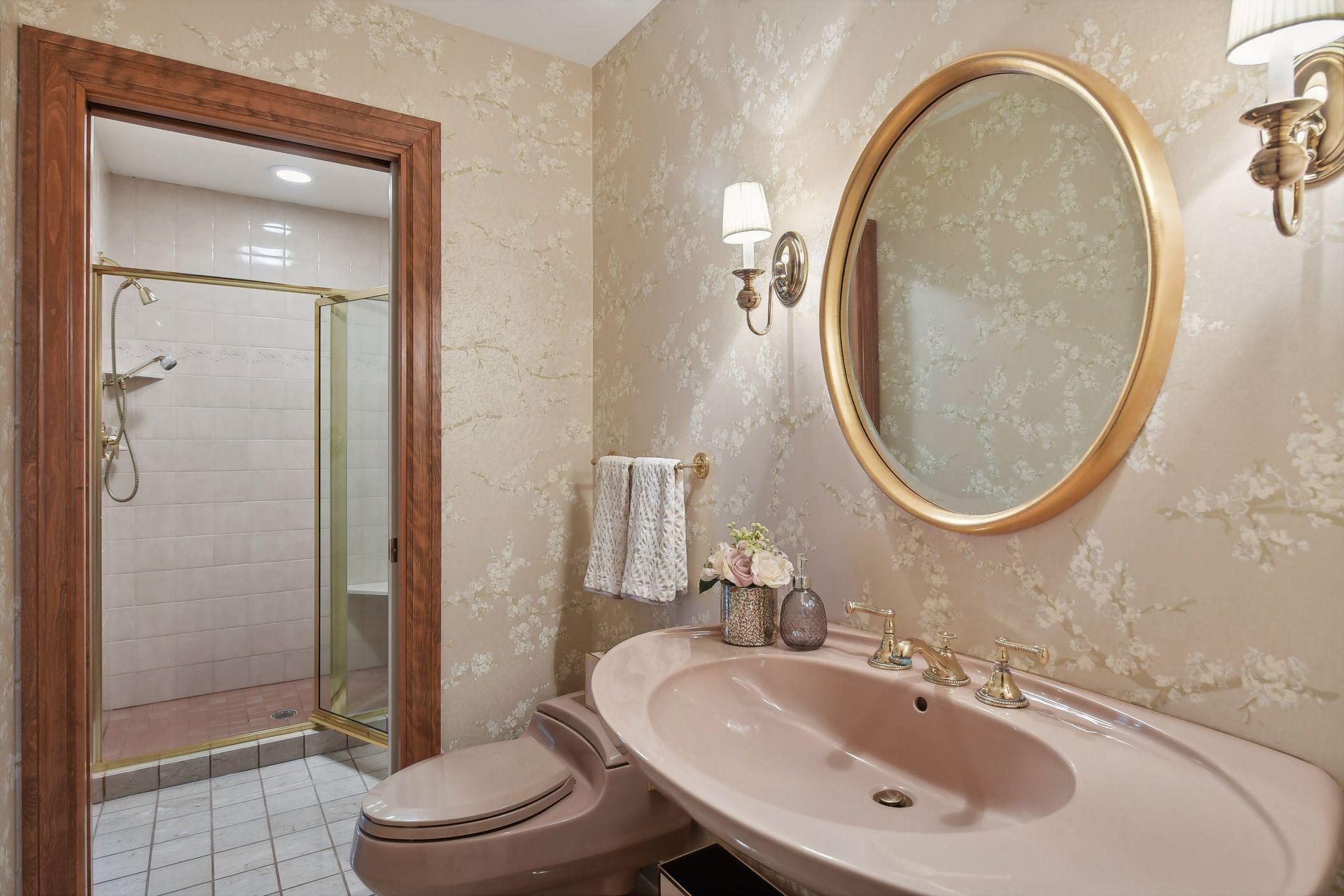 3/4 walk through (access from hall or 2nd main floor bedroom)