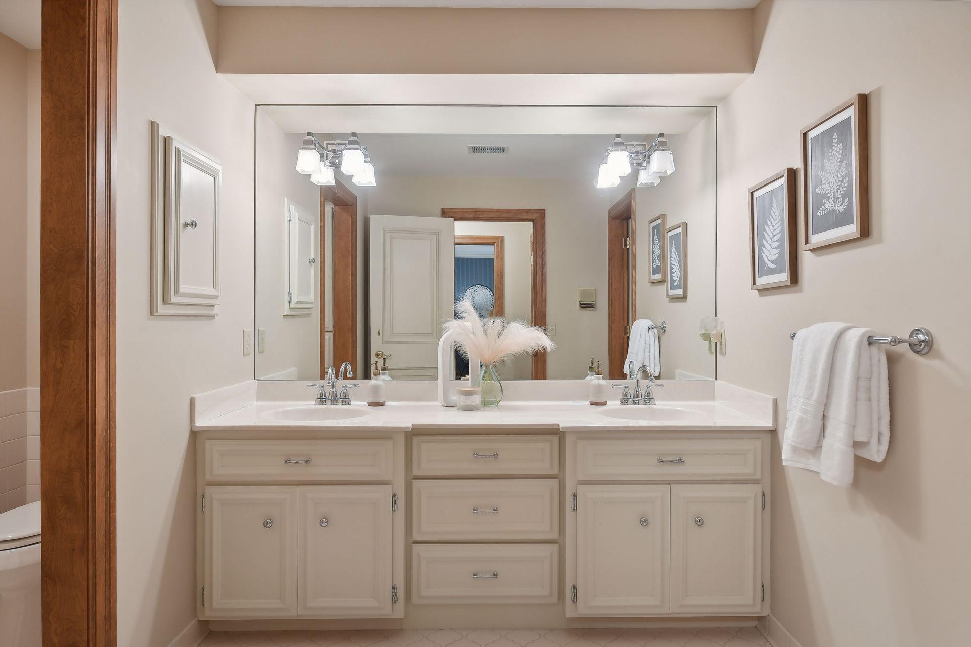 Upper level full bathroom