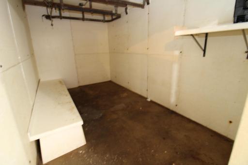 Walk-In freezer: 14â7âx8â1â, 24â door