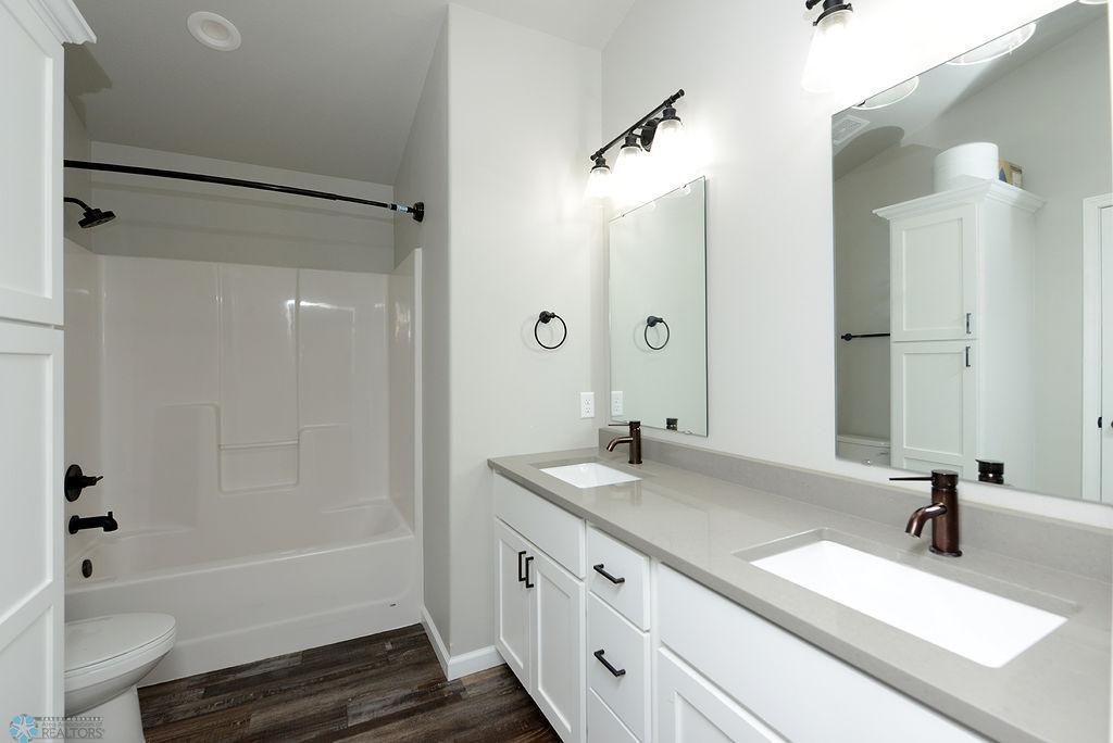 Hollywood bath w/double sinks & quartz countertops
