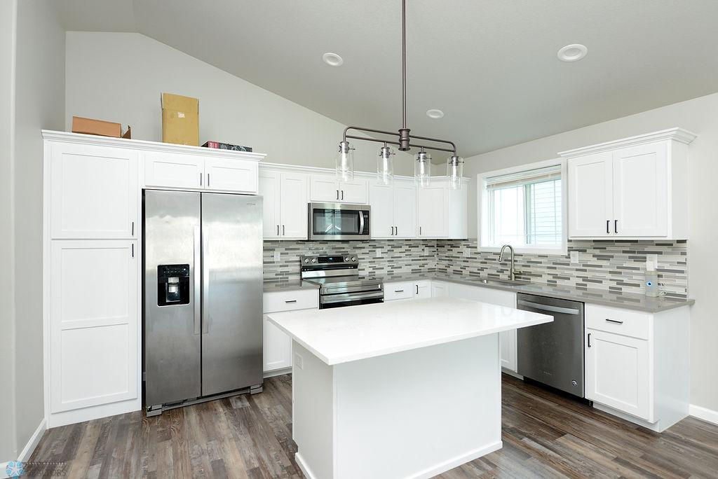 Kitchen island, quartz countertops, backsplash, stainless appliances