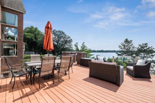 Composit Deck with Tempered Glass Panels to Lake View