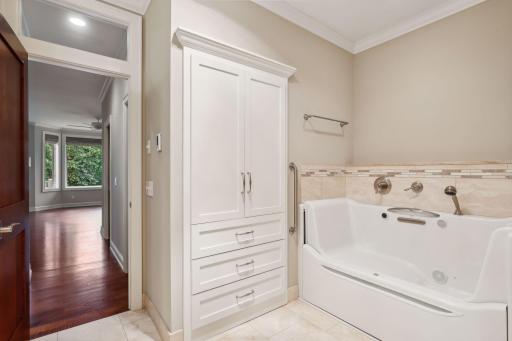 510 Waycliffe Drive N, Wayzata, MN 55391