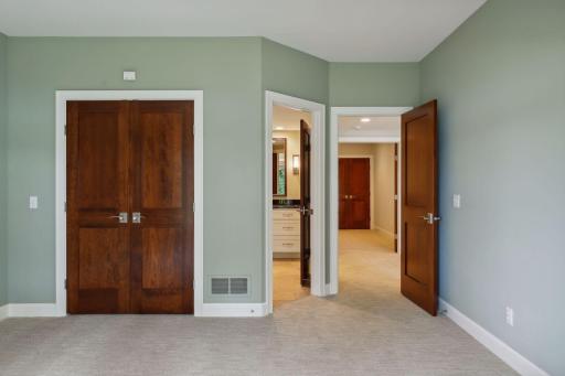 510 Waycliffe Drive N, Wayzata, MN 55391