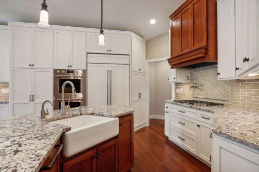 510 Waycliffe Drive N, Wayzata, MN 55391