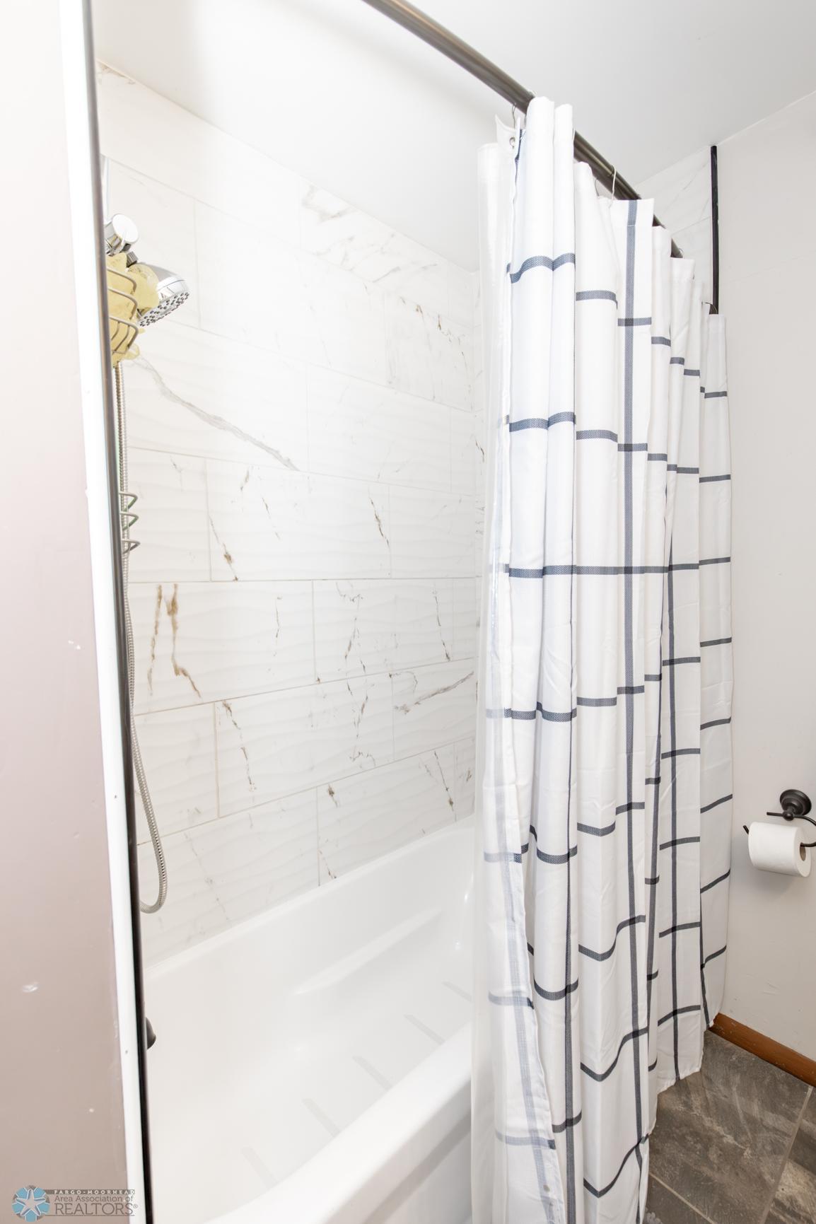 Main Full Bath 1_2