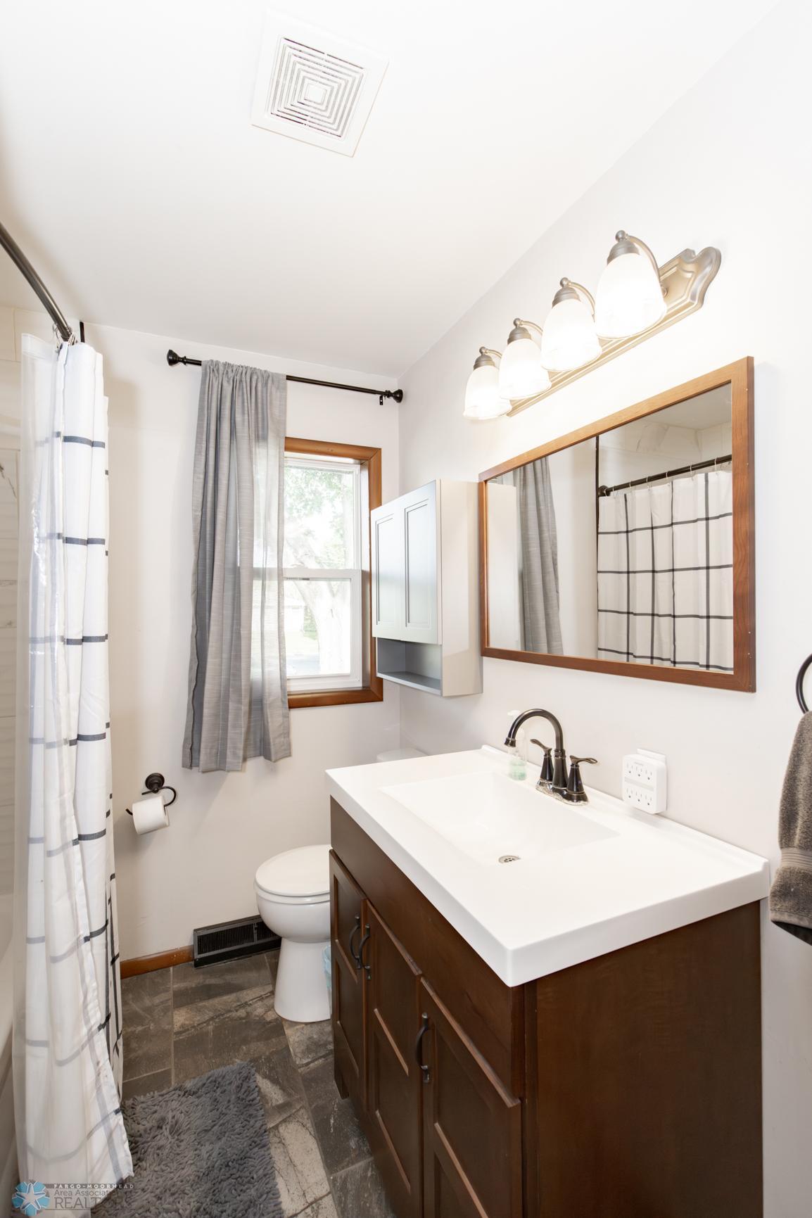Main Full Bath 1_0