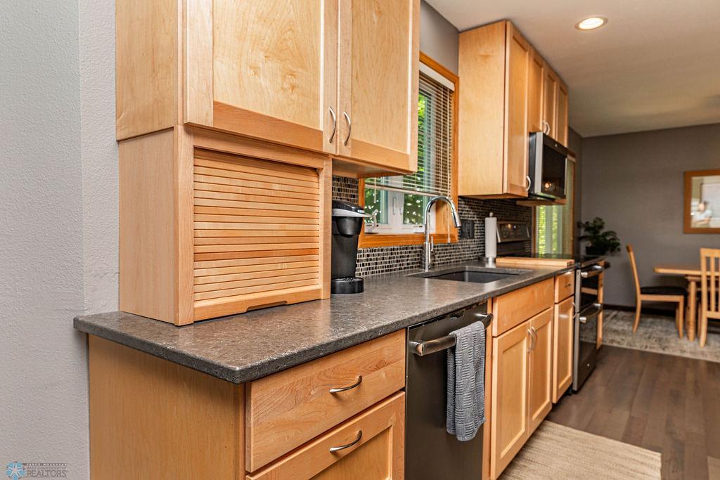 Beautiful Updated Kitchen Cabinets and Countertops