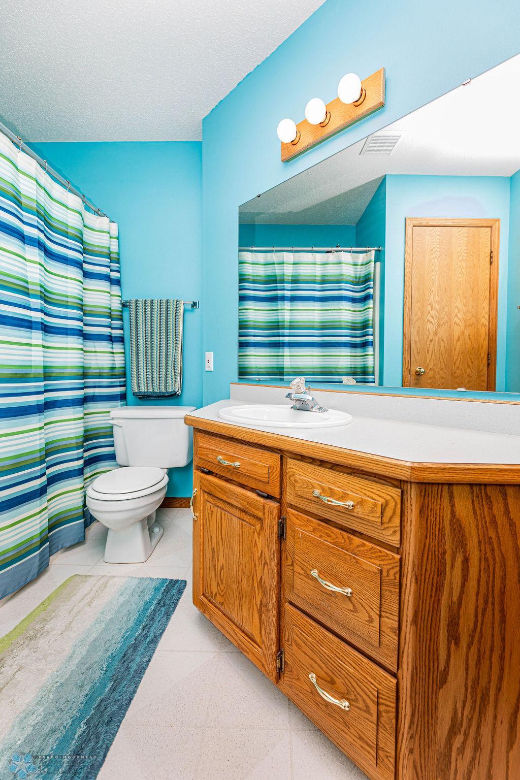 Upstairs Full Bathroom