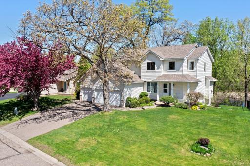 Beautiful 4-bedroom, 4-bathroom home nestled in Oakdale, ideally situated near shopping, dining, and parks.