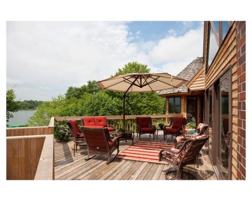 End your day relaxing on the deck overlooking the lake with your favorite drink in hand, at the Mary Hill Lodge