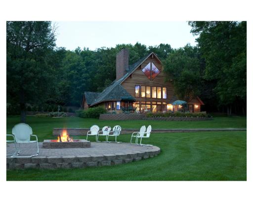 St Francis House: Cozy up to the warm fire after a long day on the lake