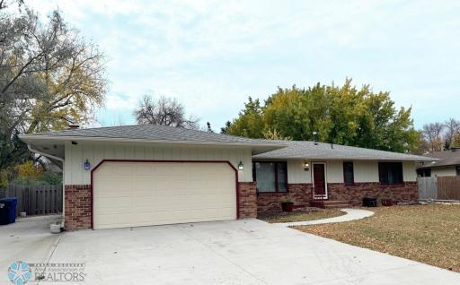 3261 Evergreen Road N, Fargo, ND 58102