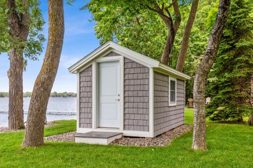 Great storage area for all the lake toys, has electricity and baseboard heat