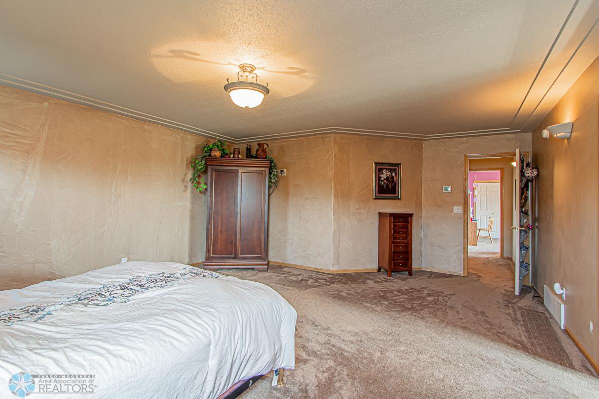 6136 16th St S, Fargo, ND 58104-24.jpg