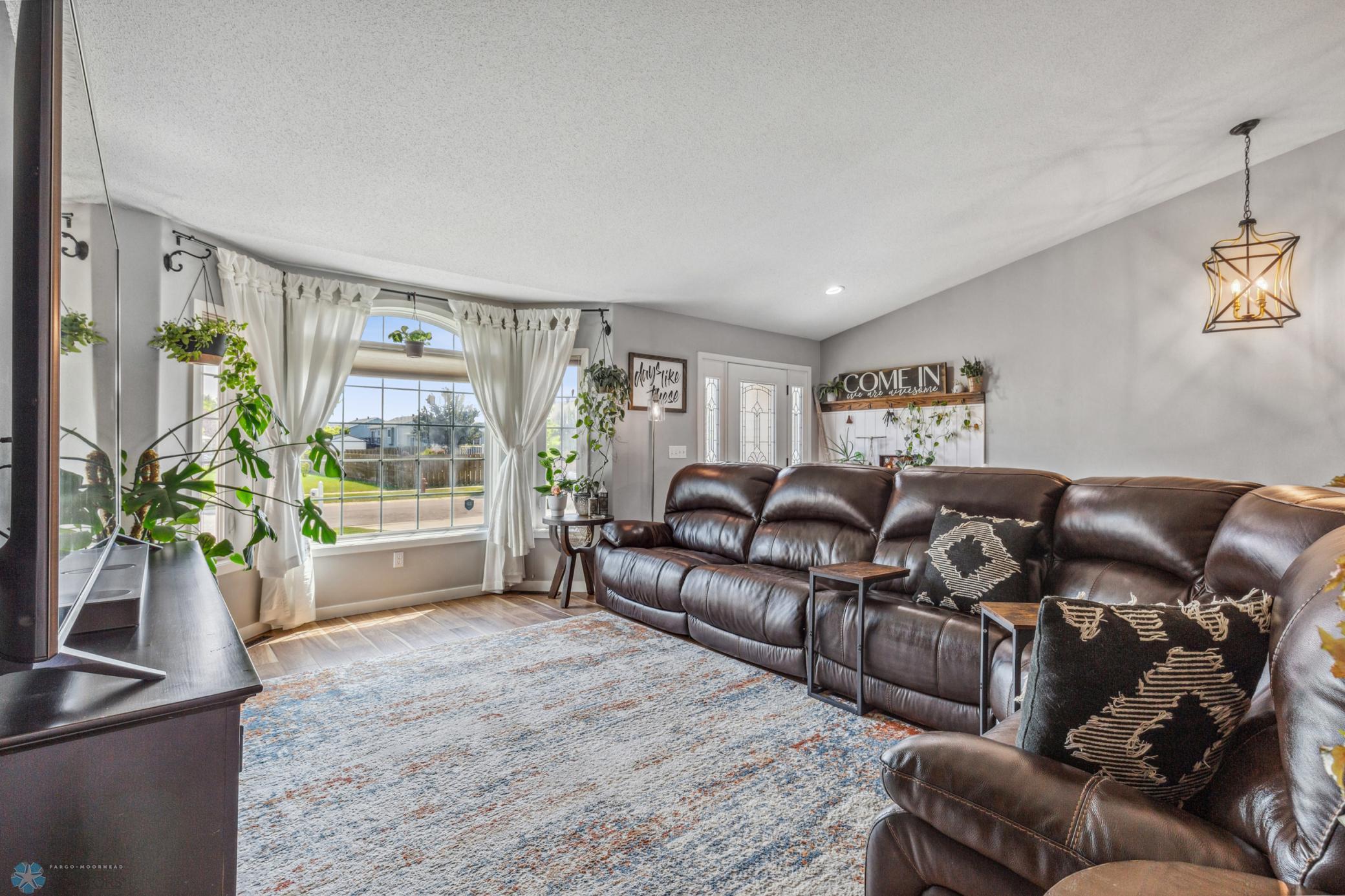 (7) Living Room.jpg