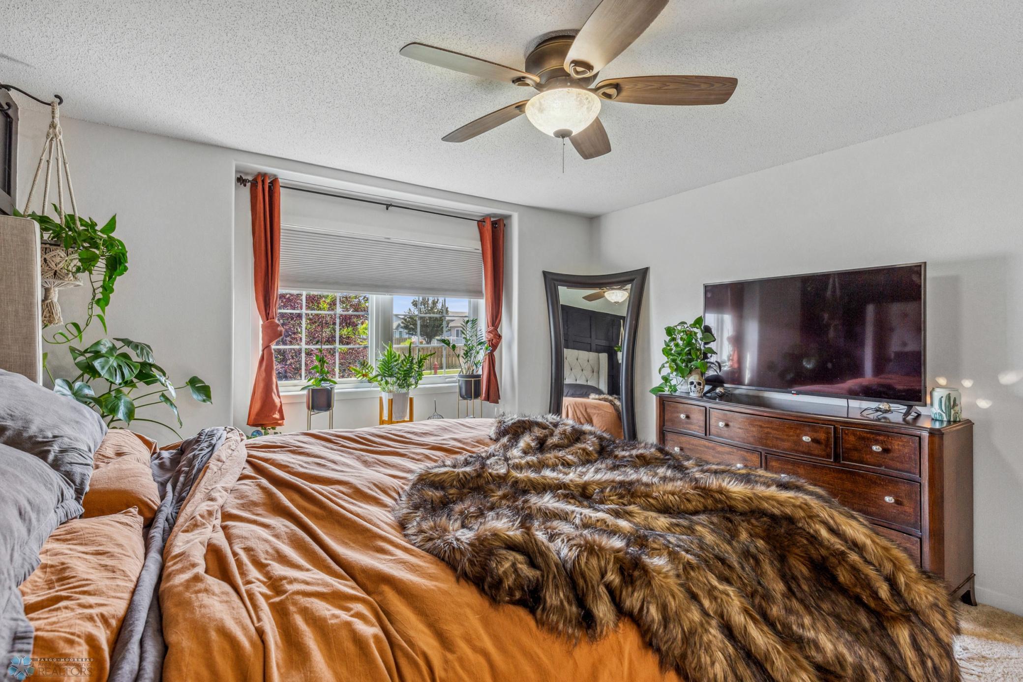 (20) Master Bed 1.jpg