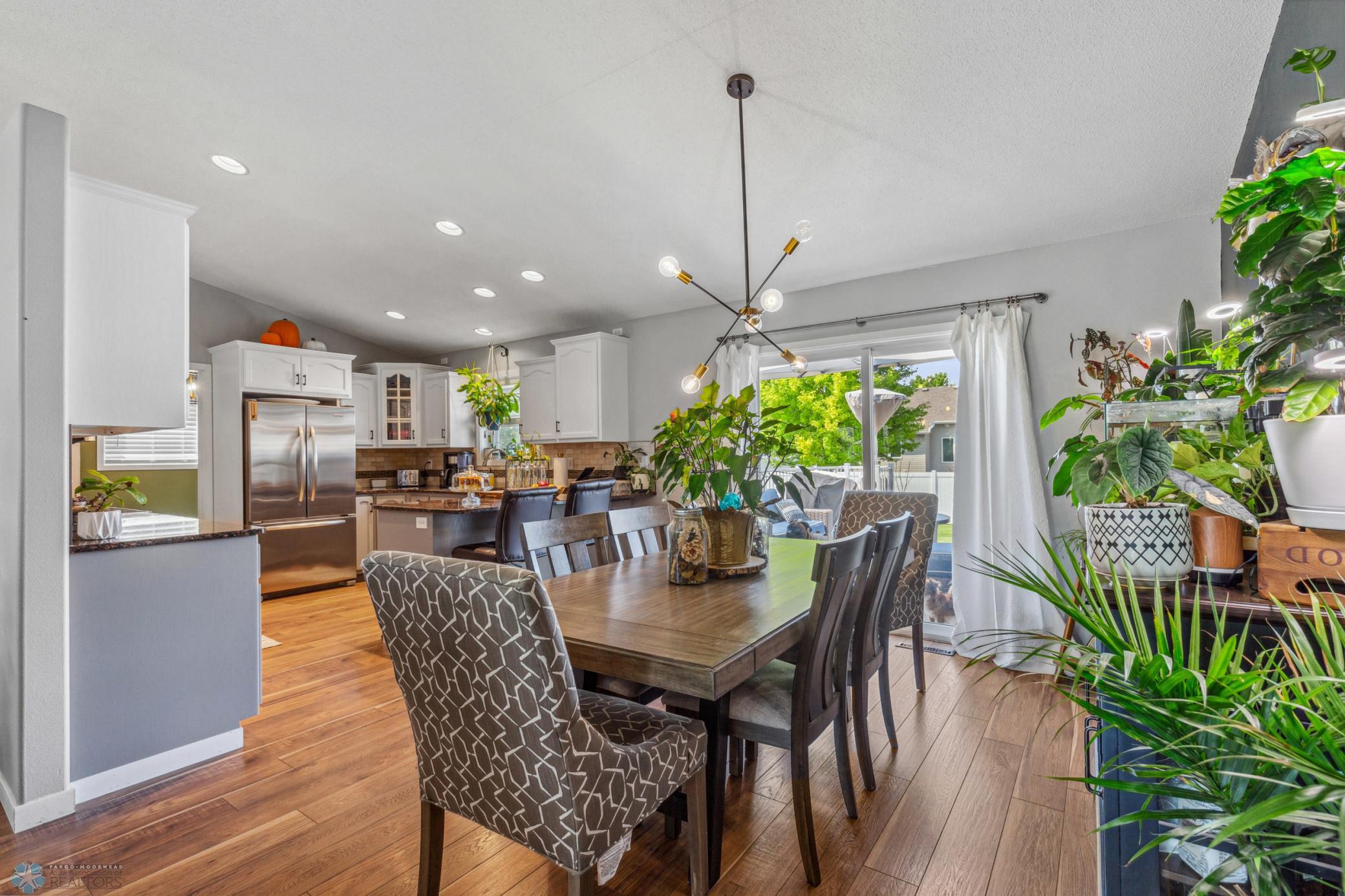 (9) Dining to Kitchen.jpg