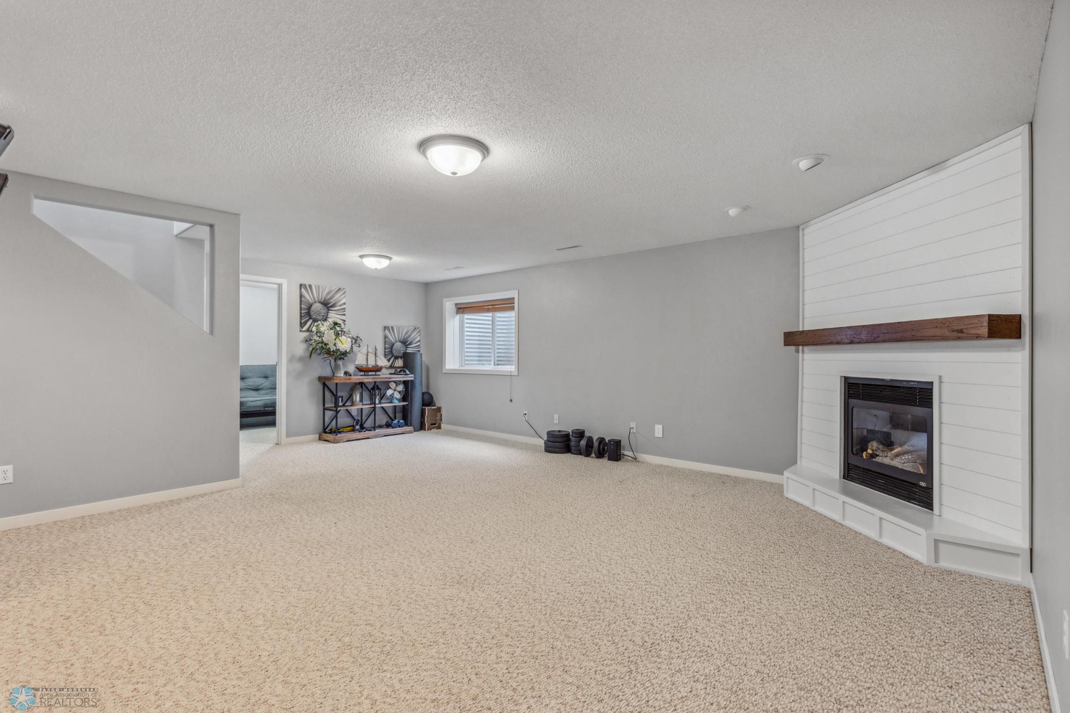 (27) Family Room.jpg
