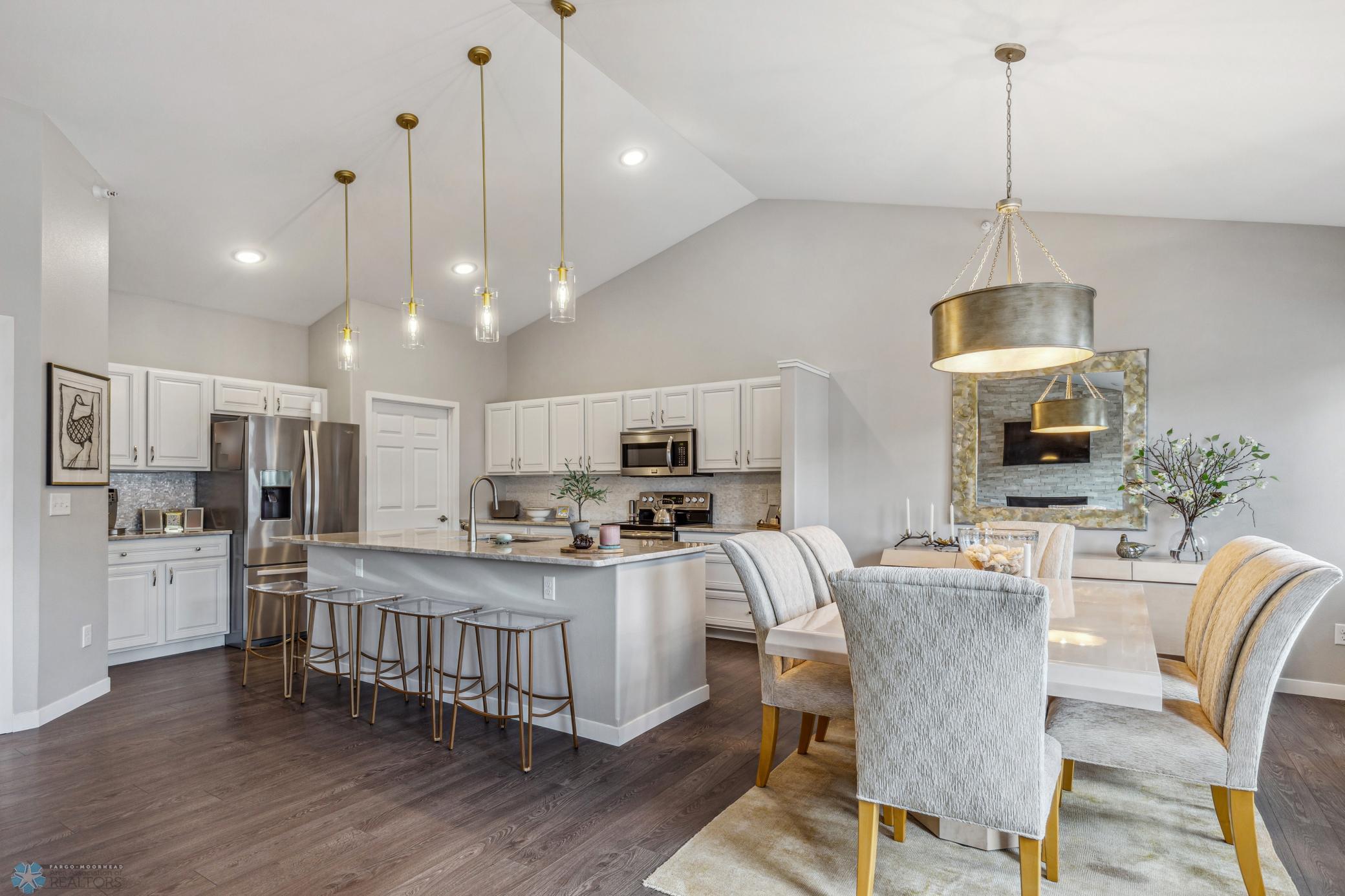 KITCHEN/DINING