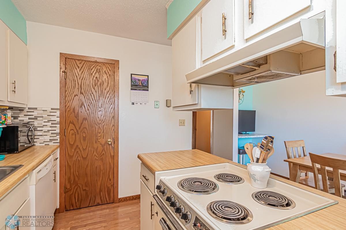 251 12 1_2 Ave E, West Fargo, ND 58078-13.jpg