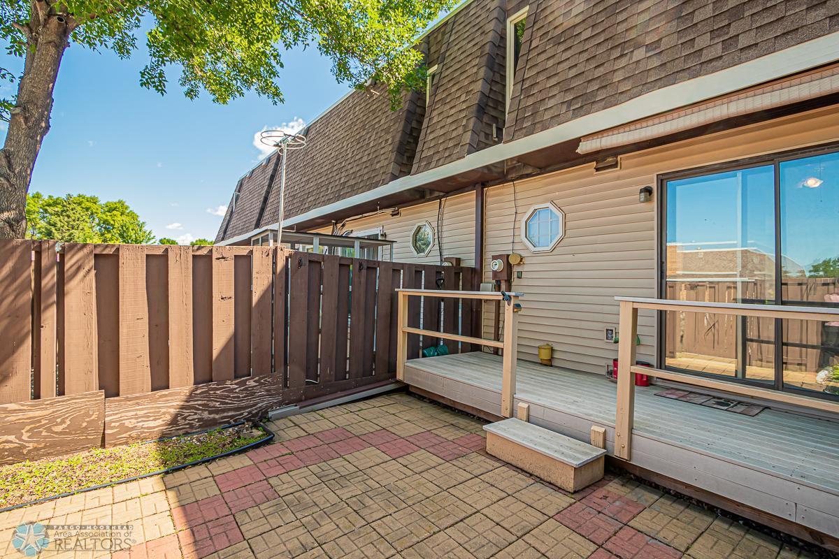 251 12 1_2 Ave E, West Fargo, ND 58078-22.jpg