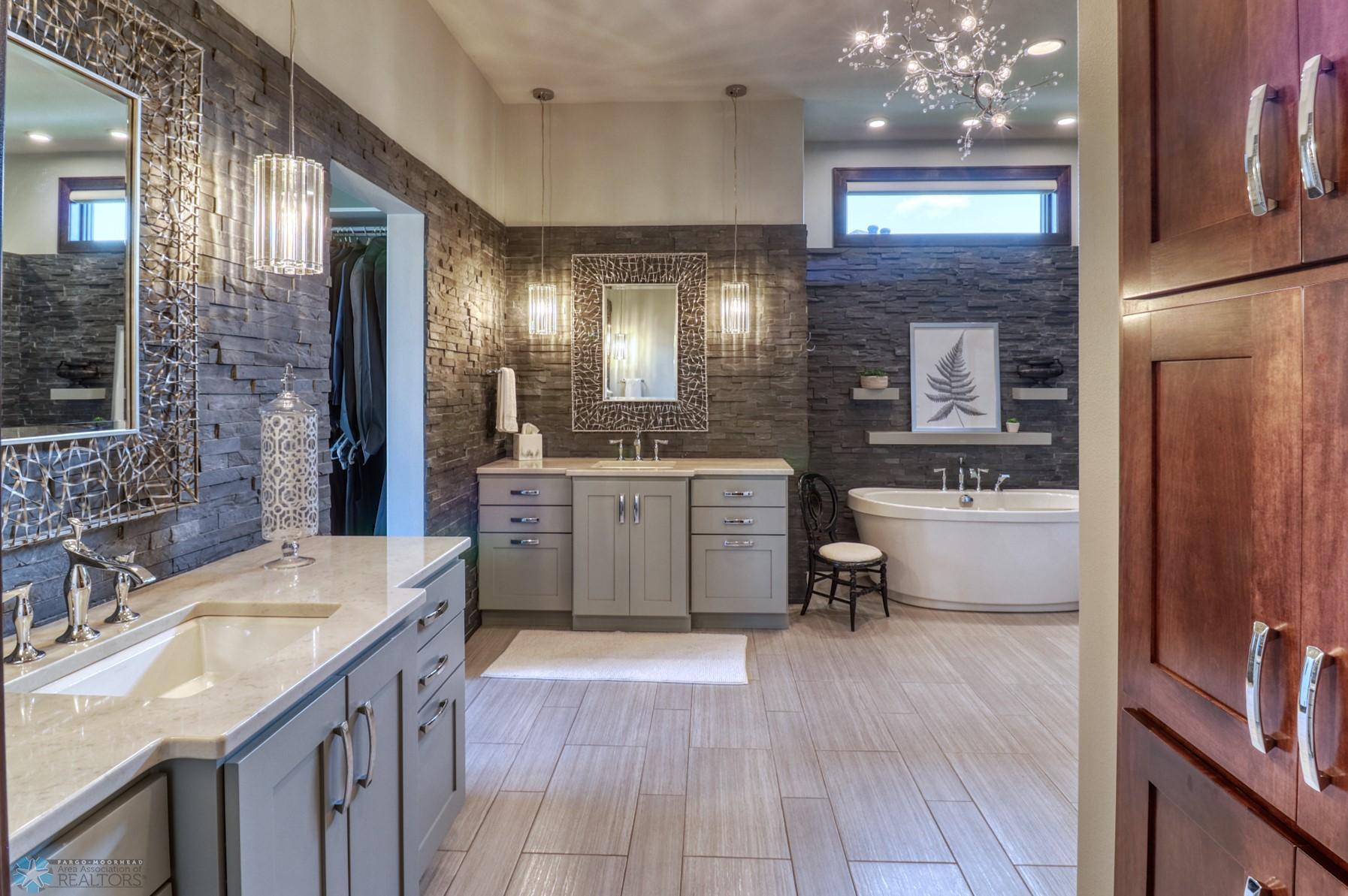 Primary Bathroom1_4.jpg