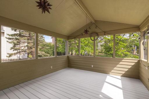 1392 Interlachen Circle, Woodbury, MN 55125