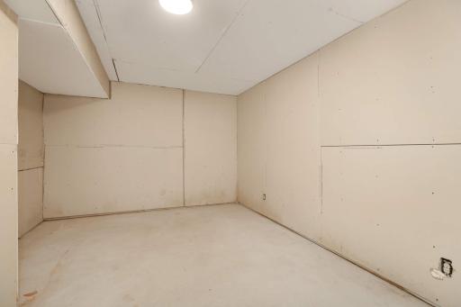1392 Interlachen Circle, Woodbury, MN 55125